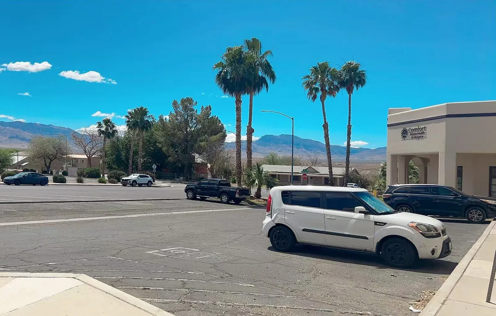 The plaza and easy parking at Sunshine Massage Spa in Mesquite NV